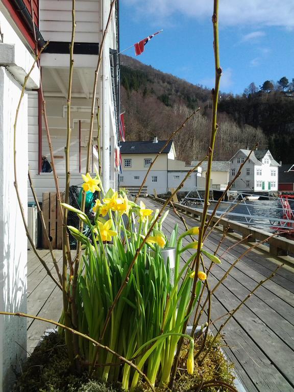 Uggdal Tysnes Sjo Og Fritidアパートホテル エクステリア 写真